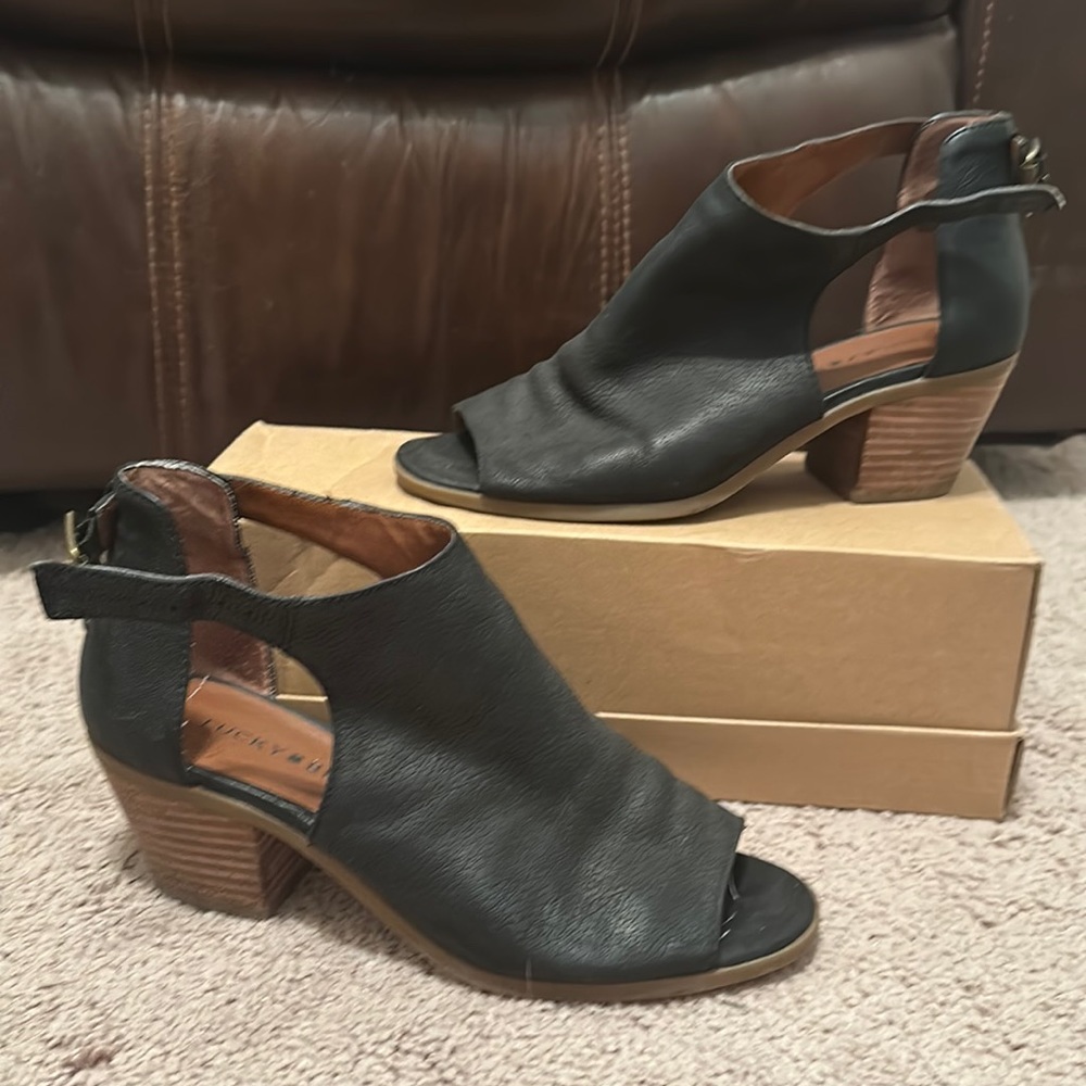 Leather sandals with heel